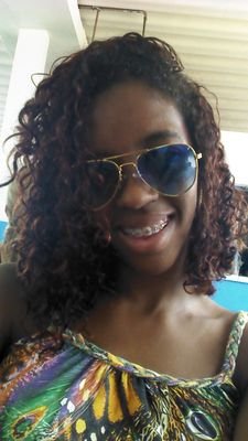 Sou uma garota agitada que curte dançar,namorar,curtir a vida...afinal a vida é bela e feita para aproveitar...