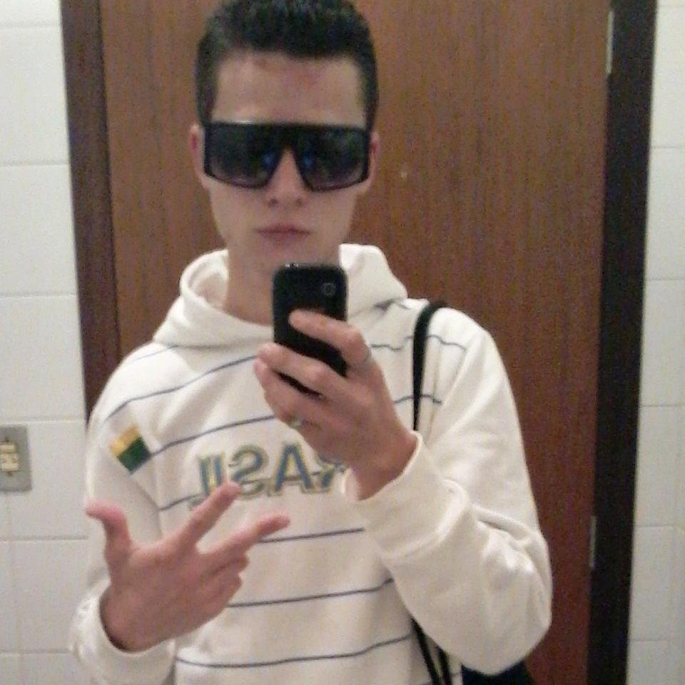 bom pra quem não me conhece meu nome é Michael... e pra quem me conhece.Eu tenho 19 anos http://t.co/Yy4xHNTa9y
