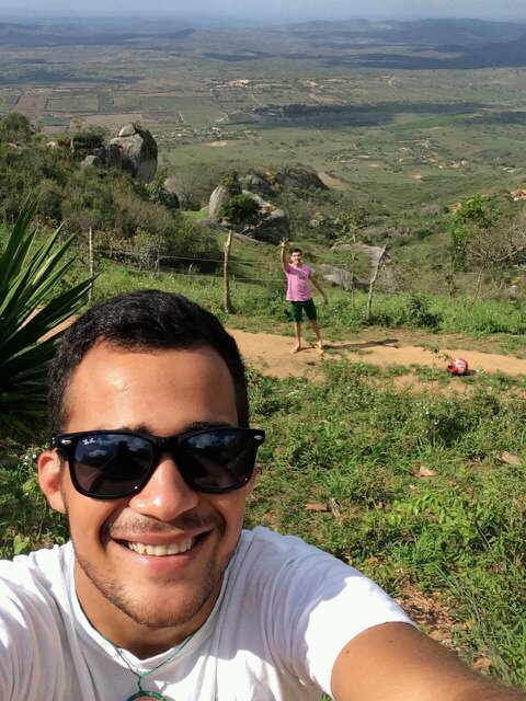 Eu não ligo para o que as pessoas pensam sobre mim, porque minha personalidade não é feita de opiniões e sim, de fatos.