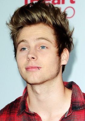 Free follow from @CalumsfavBabe she follows back ☺☺