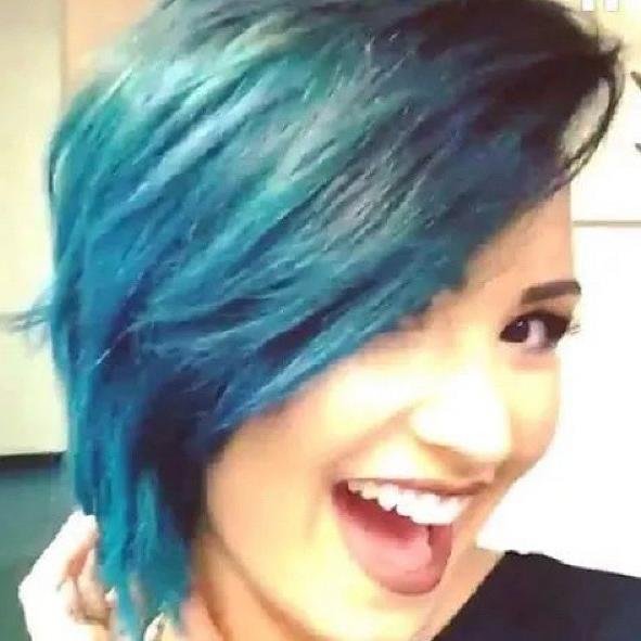 Heyooo :333 I'm Steffy & my idol is Demi Lovato. She is so perfect & and sexy xD okey u know that. Lovatic for ever after ♡♡♡