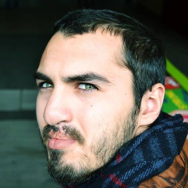 Sunt la facultatea de Comunicare și Relații Publice și sunt pasionat, într-adevăr pasionat, de Comnunicare