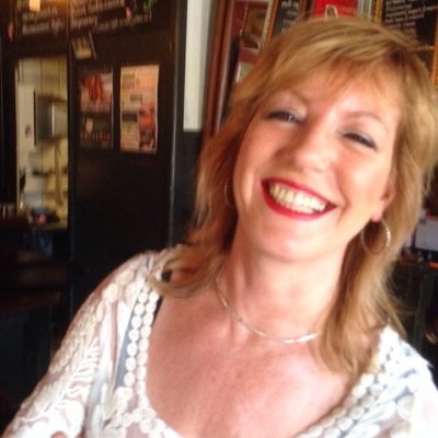 Eindredacteur bij @VROUW | Barbees & Barflies | Leeft vol passie, power en positiviteit | Zingt, lacht, bewondert en verwondert | Hekel aan onverschilligheid.