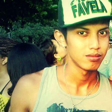 amo diversão vive a vida intensamente,sem olhar para traz .comedia é um boa diversão para quem gosta de rir  assim cm eu :) .