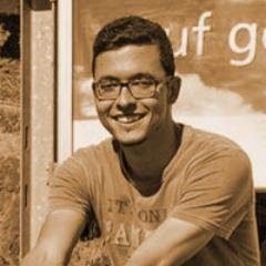 Irgendwas mit IT. Fotografiert und fährt gerne Rad.
2014 mit Buch für Twitter-Einstieg vorbereitet, is aber kein großer Account worden. 110% Luftfahrtverrückt