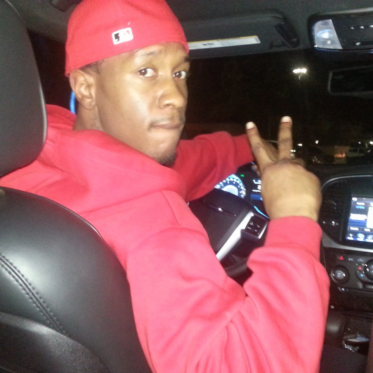 100darealist's profile picture. 