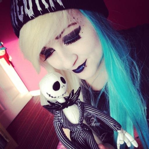 One day I'll make my name known. 21. Music Journalist. Singer in @MorphineGhost, take a look! Music is life :D