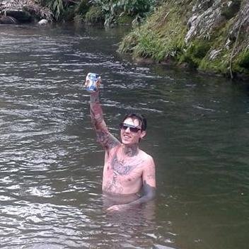 Quem se descreve se limita.