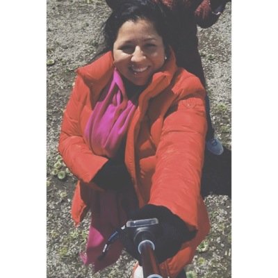 Aqui y allá. Enamorada de la vida y de la gente. Siempre con una sonrisa. Dios, mi luz.