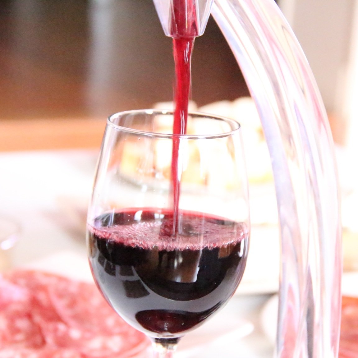 Apasionados por el vino, comercializamos este elixir. Además como buenos sibaritas, nos encanta descubrir joyas gourrmet escondidas por  el mundo!