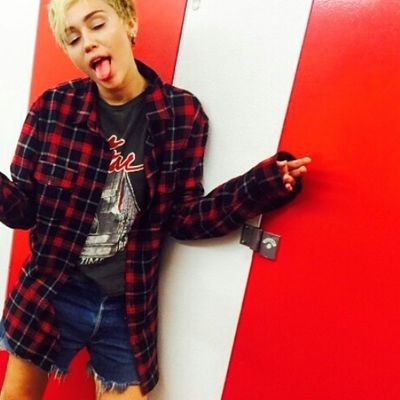Welcome to my twitter, Here will find my singers and especially Miley Cyrus ♥