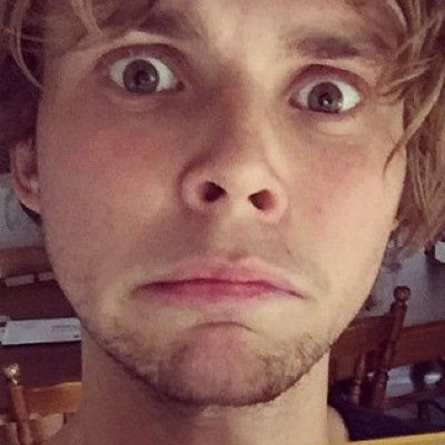 ashton is daddy af                              @clifffuckonda