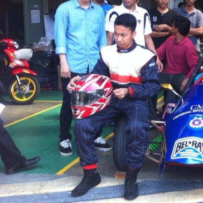 Semua manusia adalah sama..warna darah yg sama,berkongsi udara yg sama dan juga rumah terakhir adalah sama