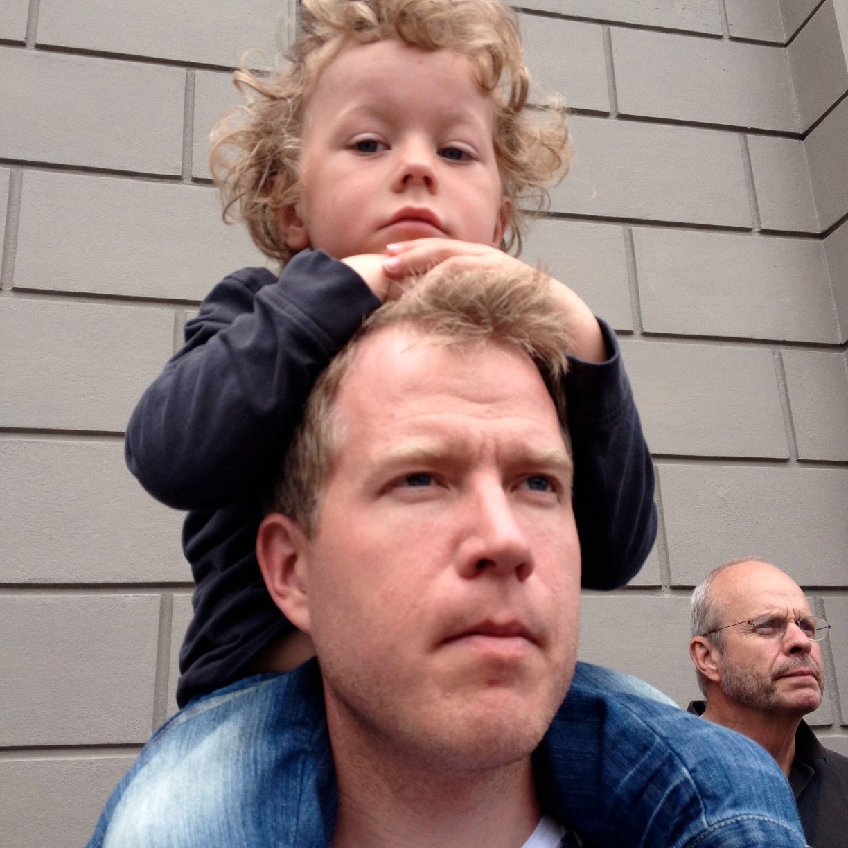 Är pappa, polis och personalvetare. Tänker att jag ska dela med mig av glädje och mitt utpräglade kritiska förhållningssätt.