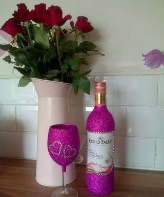 nikkisglitsbits's profile picture. 