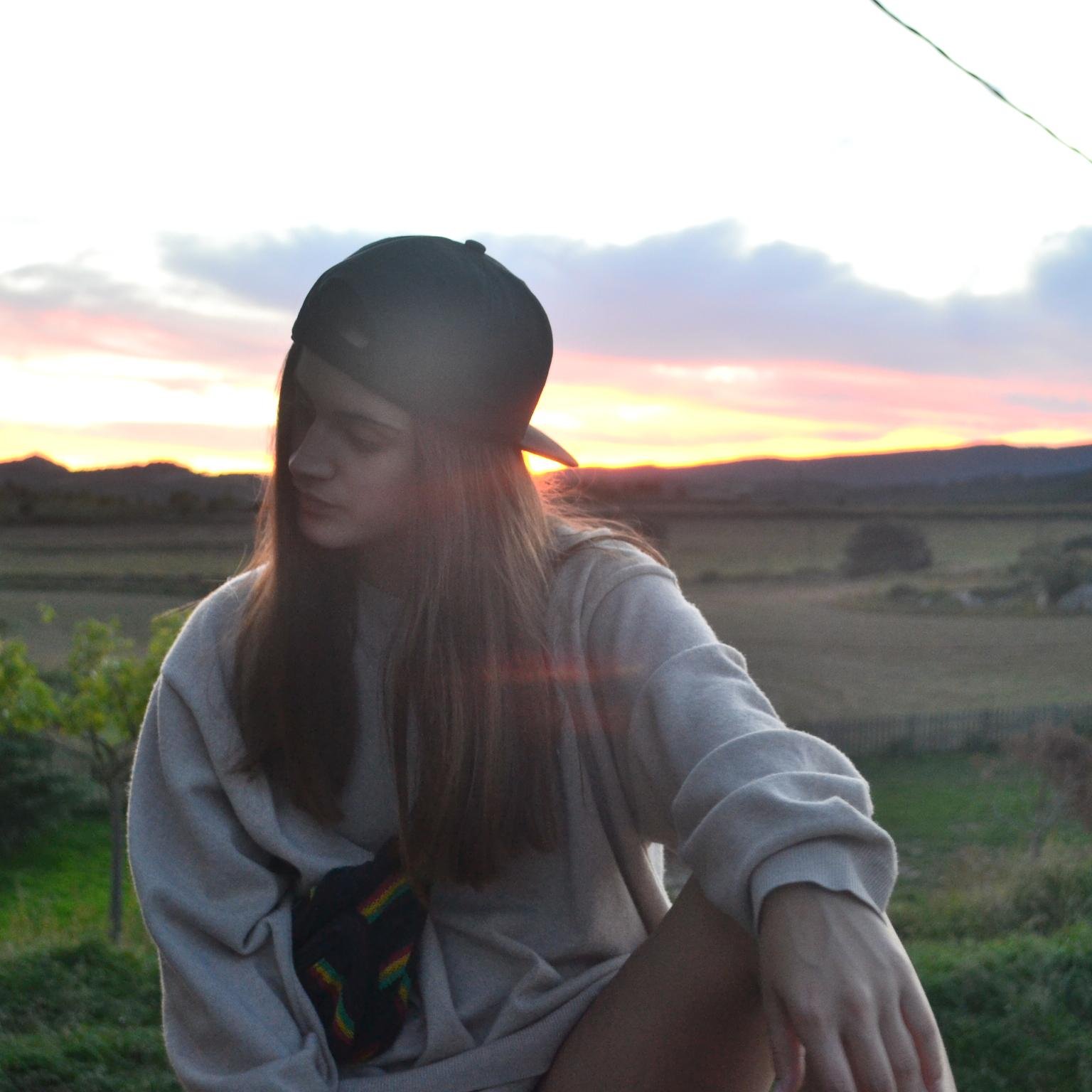 Charlotte. 
De ti y de mí depende que entre nosotros pase algo más que el tiempo.


 INSTAGRAM: carlaablanca