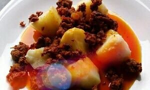 Nací de la mezcla de 1 kg de carne con patatas. Cuenta oficial. Bilingües. Es de aquí ou ves a festa?