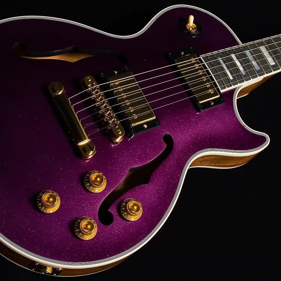 ¿Do you love guitars? This is your place. We also make advices to the people that want to buy a guitar.