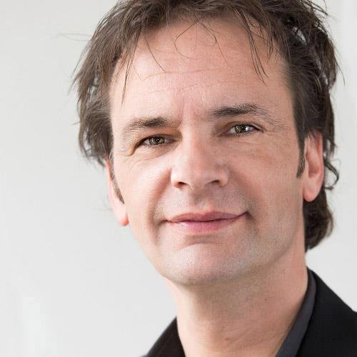 Adviseur, moderator, interviewer en bevlogen mediamanager met zeer geringe zuurgraad.