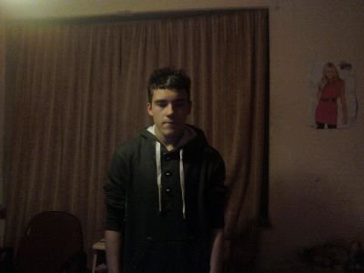 hey my name is robert smith from Farnborough Hampshire I'm 19 born 23/12/1994 I like football i support Manchester United and Farnborough town.
