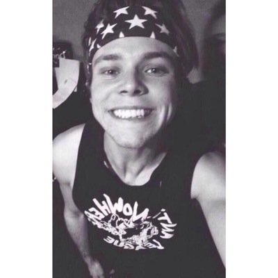 ASHTON WILL FOLLOW YOU PLEASE NEVER EVER GIVE UP!  MY MAIN ACC IS @irwinsapril & I FOLLOW BACK  I LOVE YOU AND SOO DOES HE!