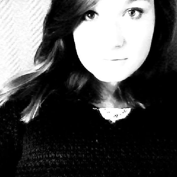 Saluttt, bon je vous previent je suis completement taree, folle enfin bref tous s'que vous voulez quoi!! fan de Black Veil Brides, Eskemo...