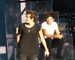Je suis Directioner,Je suis fière de ce qu'il font je les suis depuis X-Factor et je suis pas la de les lacher