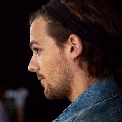 HI I AM IN LOVW WITH LOUIS' SCRUFF OKAH BYE