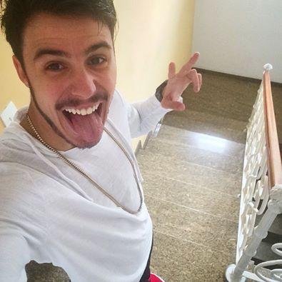 Se eu pudesse realizar apenas um desejo agora. Desejaria ter você ao meu lado ! @_feeribeiro
Since : 28/02/2014 
Oficializado e seguido por ele !