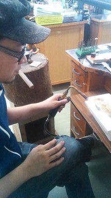 貴金属の職人してます。
タバコより猫が好き。
2024／2月より１００万から株始めました。
目標は年利30％です。スイングと中長期です。