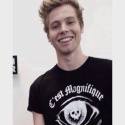 «era quel tipo di persona a cui la bocca era stata fatta per sorridere. E quando sorrideva, ci sapeva proprio fare» —ashton 30.10.2014