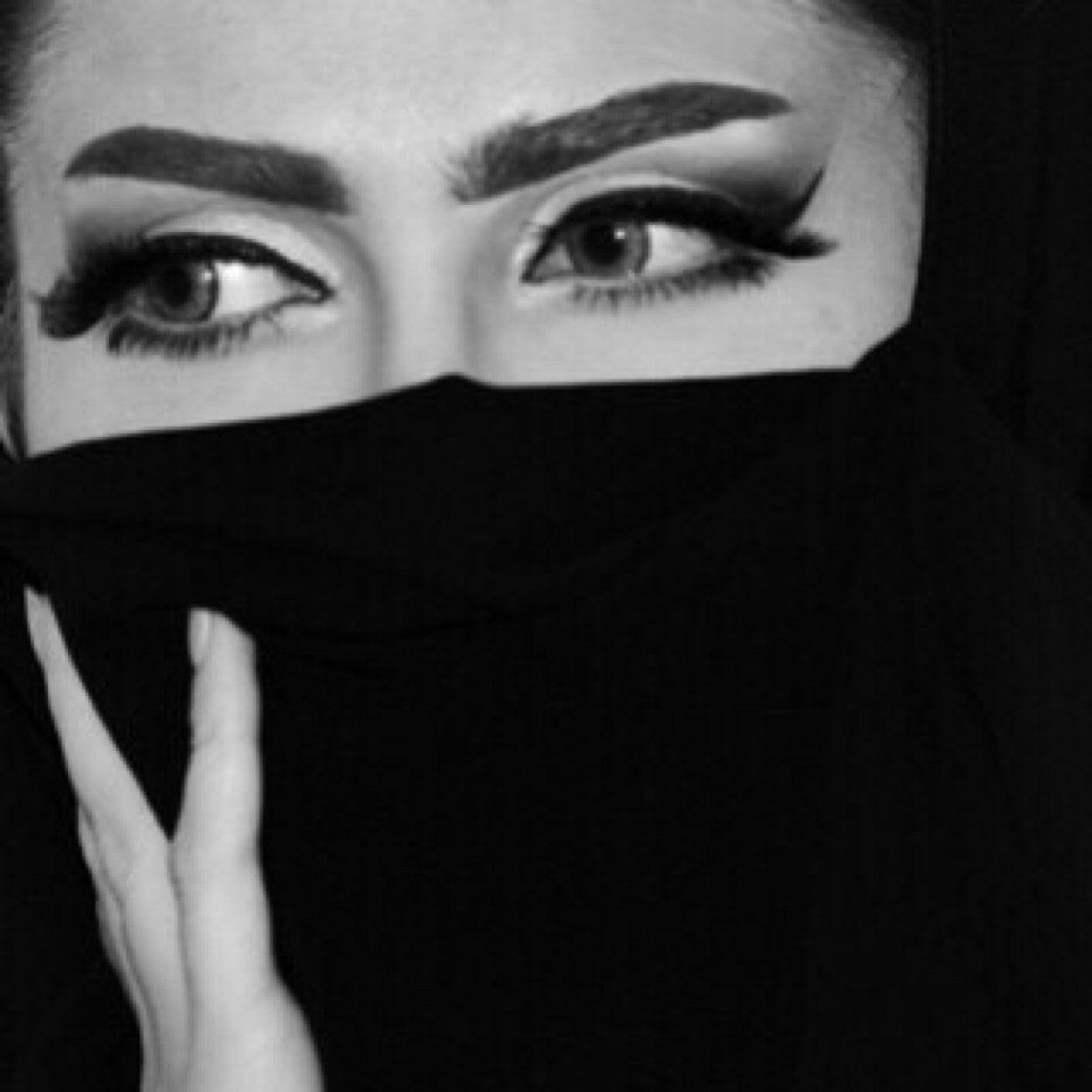 المستحيلات سبعهه وثامنها ان يركع كبريائي لشخص لايستحقه للتحدث معي خاص ارسل كلمة (حلم) او Dream