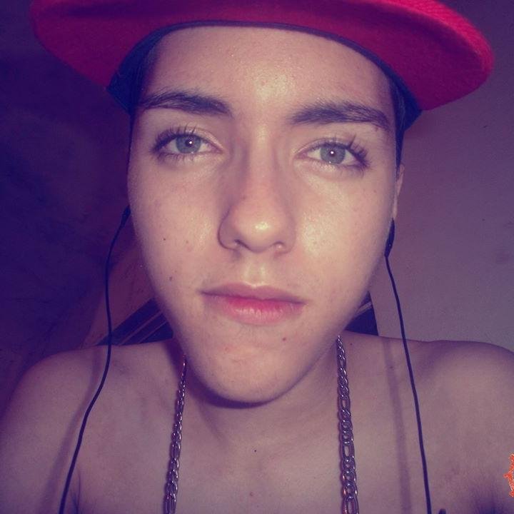 soy guero ojos verdes me gusta cantar rap de grande quiero ser rapero me considero una persona feliz