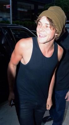 single / i'am the drummer of 5sos/5sos is the best thing that happend to me/ my bro is justin /sister is camila