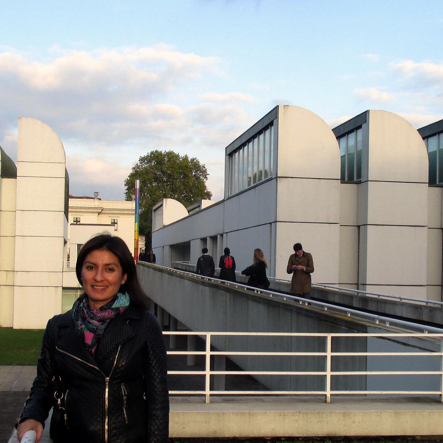 Arquitecta y Urbanista. Ph.D.@la_UPC Docente investigadora @UIDE. Me interesa la ciudad. Digo mi opinión.