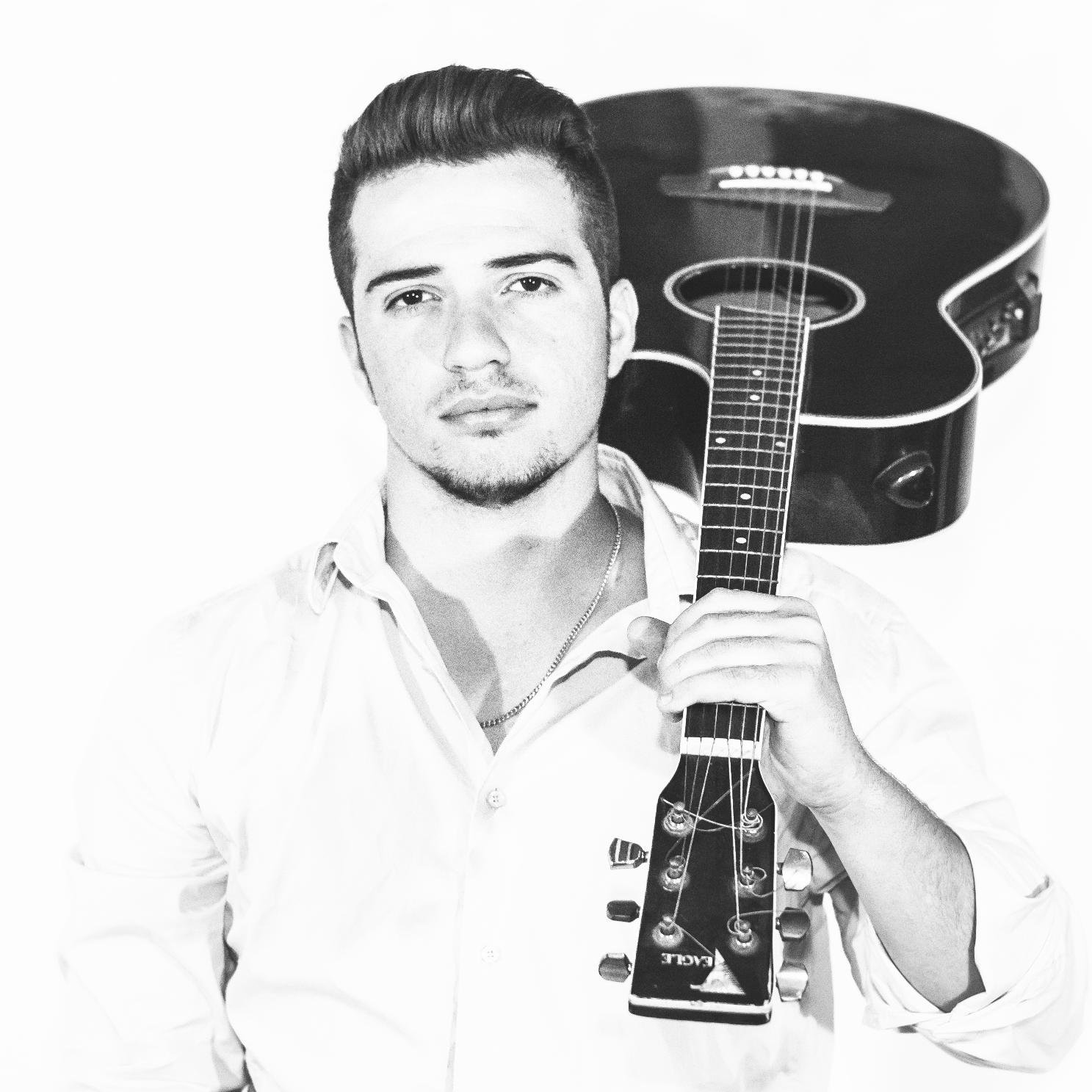 Jovem adorador que canta e louva a Deus com toda sorte de Música ! Agenda:(21) 97462-7596 / 98401-4580