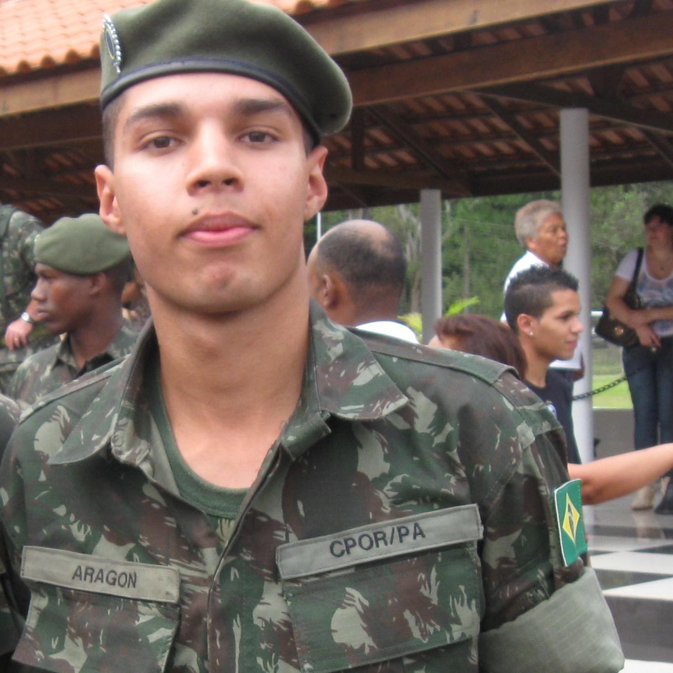 Somos soldados, nobres infantes
que nos mostramos alegres triunfantes
com belo porte, que até a morte,
não ousará nos destruir.♫♪