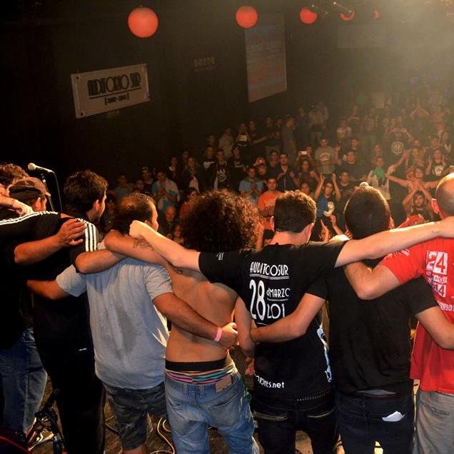Sin Botones, banda de Rock Argentina. Apostamos fuerte a la autogestión. Creemos en lo que creamos, y así andamos! • sinbotones.contacto@gmail.com •