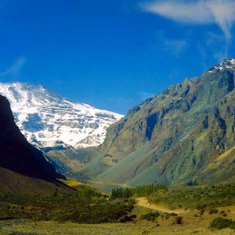Valles de Generosa belleza, encajonado por Cerros y Macizos y bañado por Rios como: Maipo,Volcan,Yeso y Colorado