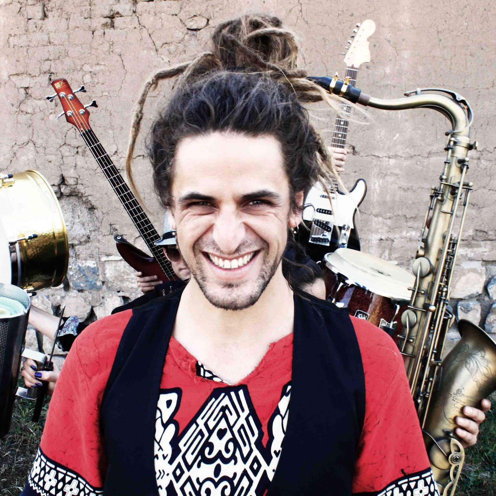 Banda de música original que fusiona sonidos emigrantes del mundo con una fuerte raíz de la Cumbia y el Reggae. https://t.co/cUSGfRqqQ6 https://t.co/9wuQAdGHdV