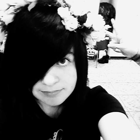 28/04 um dos melhores dias da minha vida *-*//Don't let me drown :3♫♪\\◑ω◐ Me sentindo Lana Del Rey com essa coroa de flores kkj