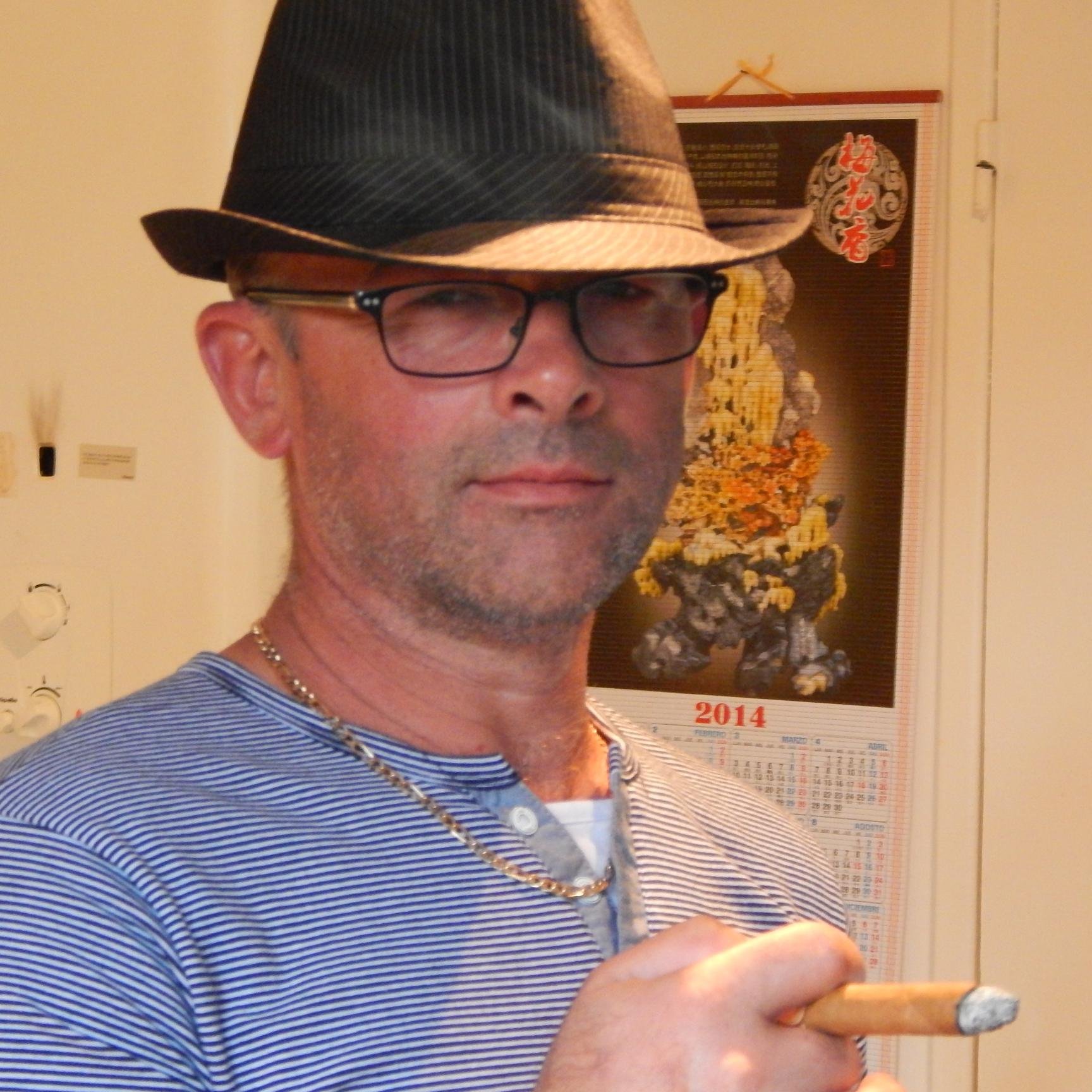 IoanAnanie's profile picture. macon coffreur,aime le cinema ,sortie etc,