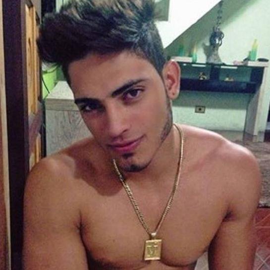 Cantor de Rock ,uma pessoa que ama a vida mais que o proposito dela é ser feliz      vivo esbanjando amor e enquanto ha tempo pra amar.