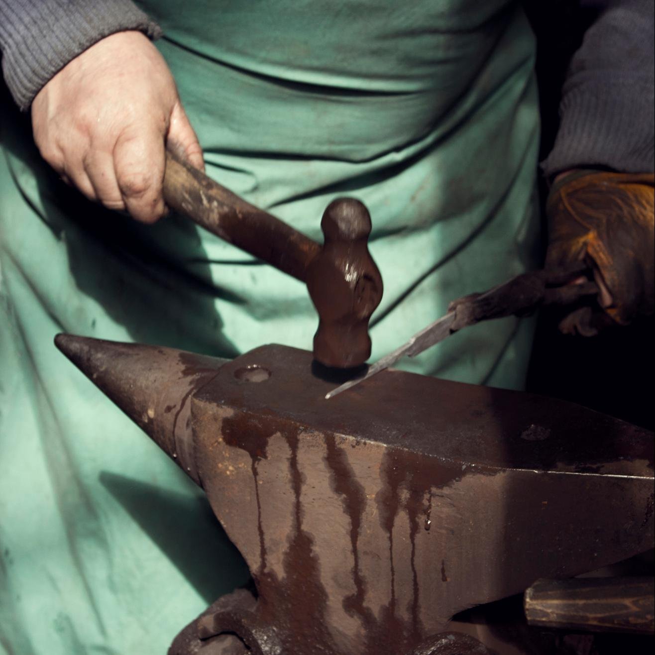 Artesanía do ferro / Artesanía del hierro. Realizamos cuchillería artesanal con tres características básicas: corte, calidad y diseño.