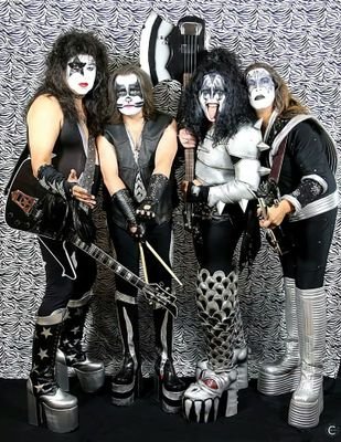 KISSIT is the Hottest Kiss Experience in The World