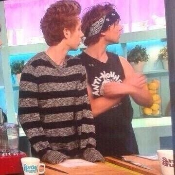5 seconds of sweater paws - @arcticvoodoo