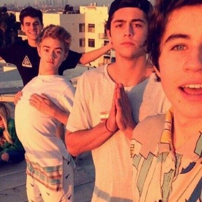 FOLLOW @camscurves AND TURN ON HER NOTIFS BCUZ SHE IS DOING DMS TO 8/12 EVERY WEEK AND HER ACTIVES ARE HER FAVS