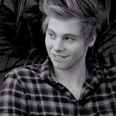 FOLLOW @tryforhemmings PLEASE