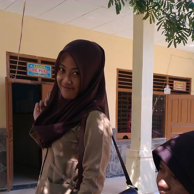 berpura-pura menjadi orang lain adalah cara termudah untuk menjadi bayangan semu 
maka, jadilah diri sendiri