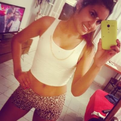 La vida es corta; rompe reglas, ama de verdad, ríete sin control y nunca dejes de sonreír, por más extraño que sea el motivo.*